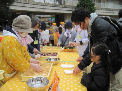 もちを配っている様子