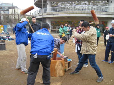 大人がもちをついている