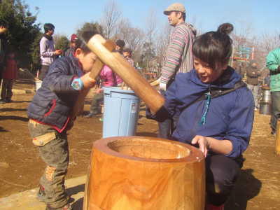 (写真)小さい男の子が頑張ってもちをついている様子。