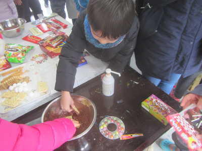 (写真)溶けたチョコレートをつまみ食いする男の子