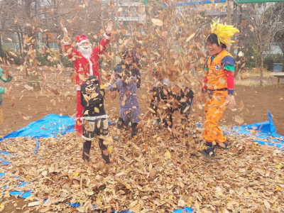 (写真)落ち葉が舞い上がる中にサンタさんと子どもと孫悟空！？