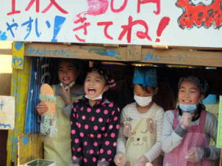 （写真）お店から「いらっしゃいませ！」と叫ぶ子ども