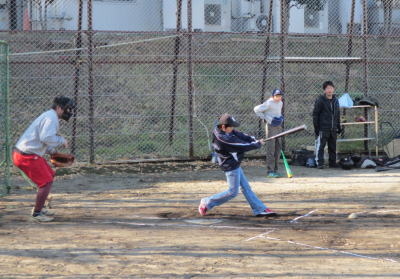 野球大会の風景 - バットを振る少年