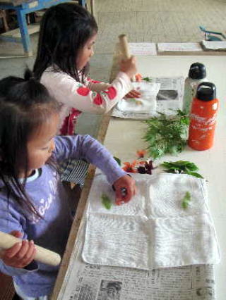 （写真）草花で染め物をする子ども