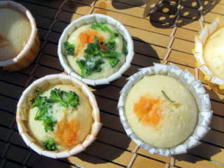 (写真)美味しそうに焼きあがった小さな蒸しパン